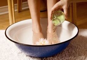 Pour les personnes souffrant de mycose des ongles des pieds, il est utile de prendre des bains avec du vinaigre et du sel. 