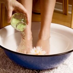Pendant le traitement fongique, vous devez vous laver les pieds souvent. 